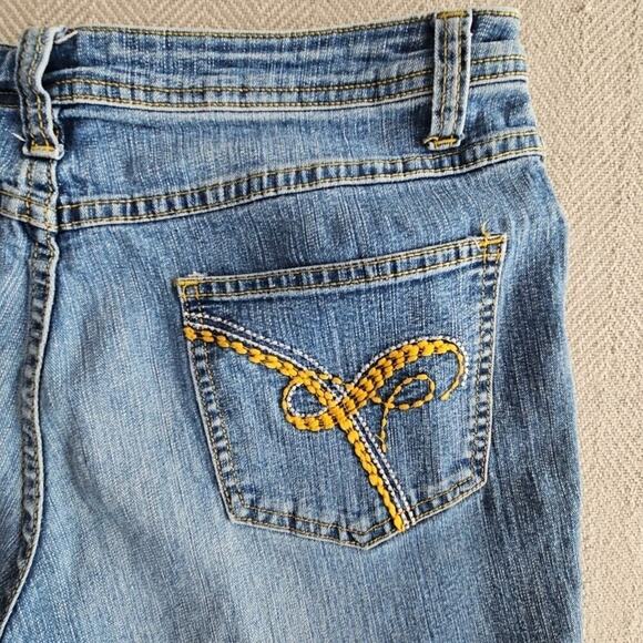 Lexi Denim Shorts Bermuda Size 12 (W34 L16) Medium Wash Embroidered Back Pocket - Picture 3 of 12